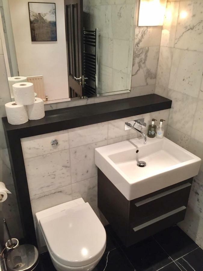 Stylish Apartment In Victoria Лондон Экстерьер фото